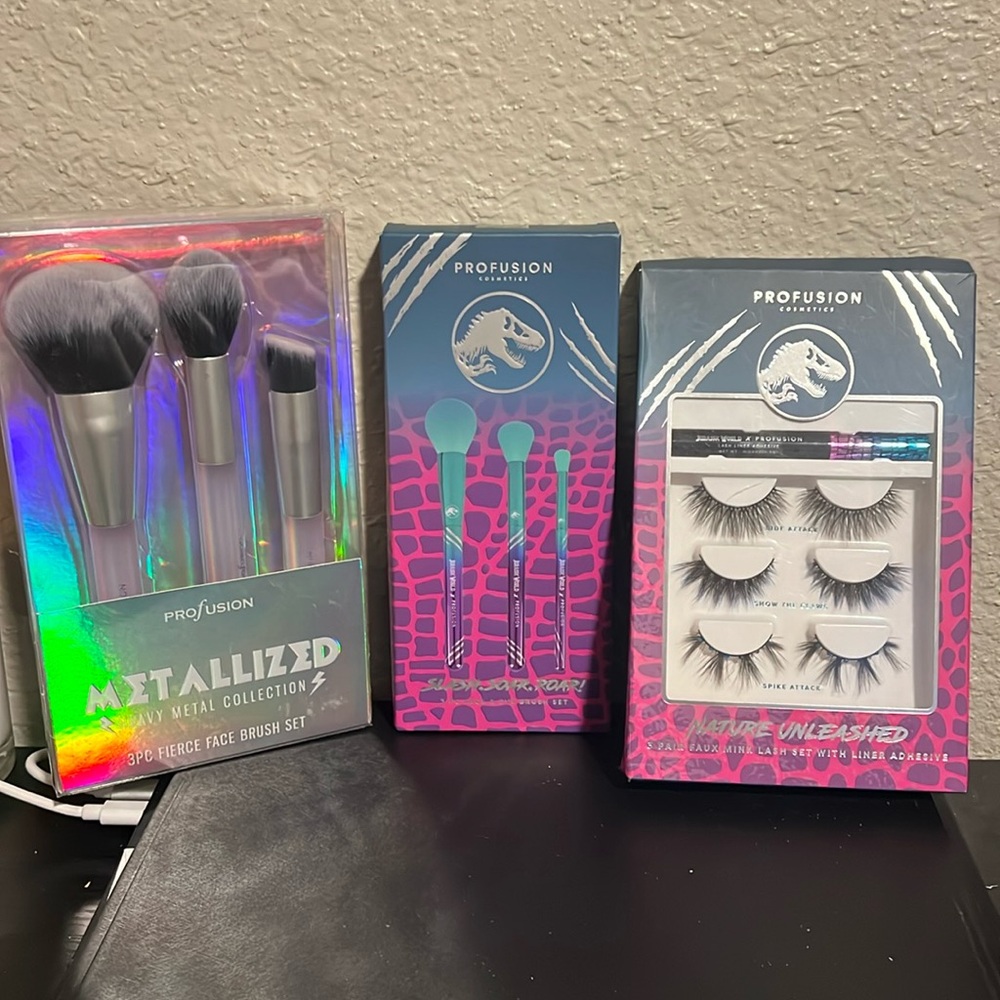 💥 Buy 2 Get 1 Free💥 Profusion x Jurassic World Makeup Accessory Set